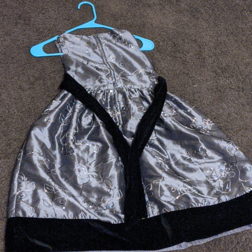 Dress - Picture 3 of 3